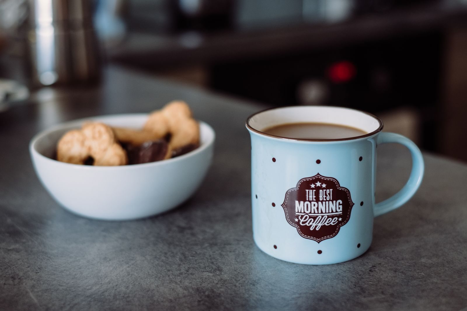Un bol et une tasse de café sur un plan de travail, le matin